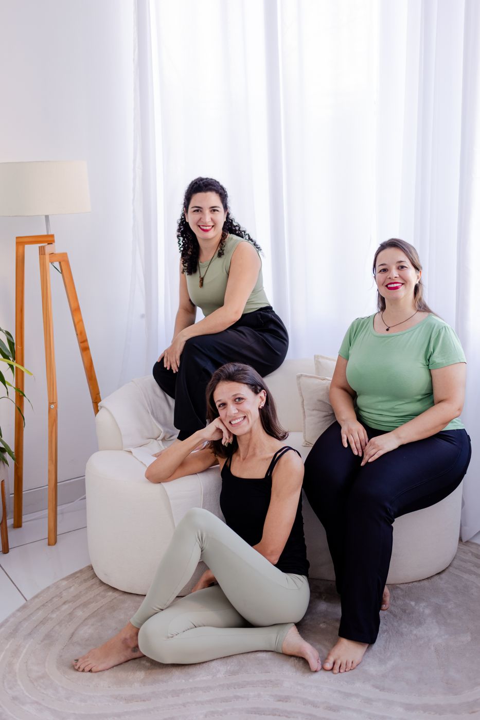 Três mulheres praticando juntas