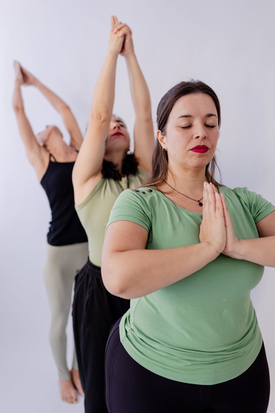 Mulher praticando yoga com as mãos unidas, em um momento de presença